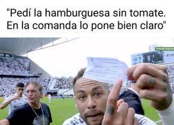 Enlace a POV: Le sirves mal una hamburguesa a Neymar