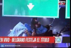 Enlace a Un jugador de Belgrano casi es derribado por un cartel en la celebración de liga