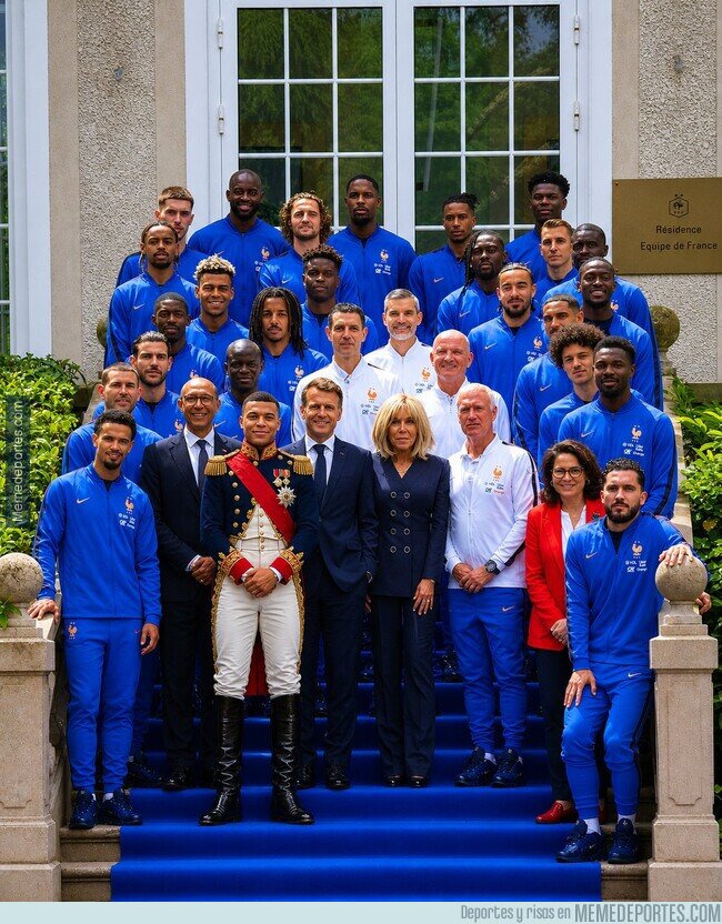 1240834 - La foto de la delegación francesa siendo despedida por su Gobierno