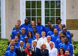 Enlace a La foto de la delegación francesa siendo despedida por su Gobierno