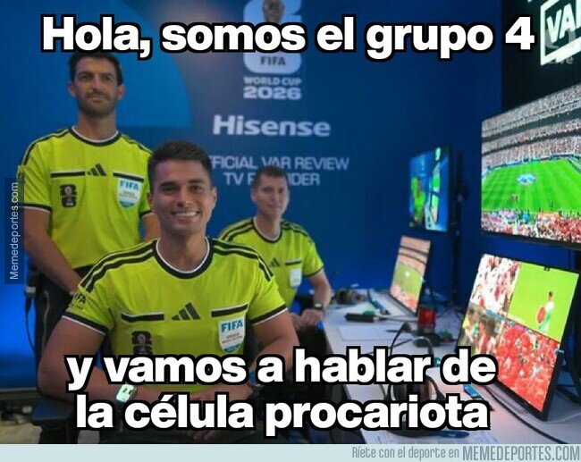 1241298 - La pose de los árbitros del VAR es pura fantasía