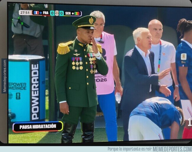1241470 - Mbappé durante la pausa de hidratación