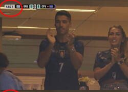 Enlace a Luis Suárez celebró los goles de Uruguay con distinta ropa en apenas 7 minutos