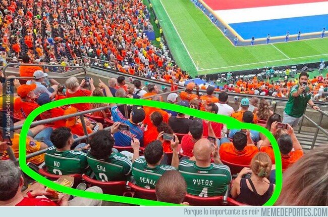 1241750 - Estos cuatros fans mexicanos vistos en el partido de Países Bajos