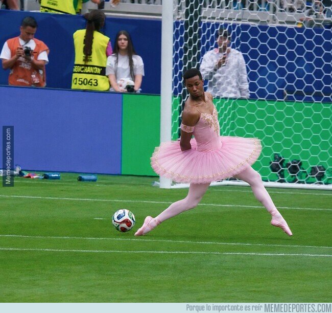 1242248 - Gabriel intentando tapar el gol de Japón