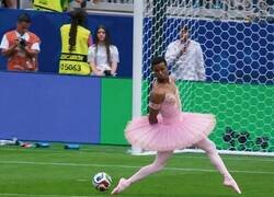 Enlace a Gabriel intentando tapar el gol de Japón