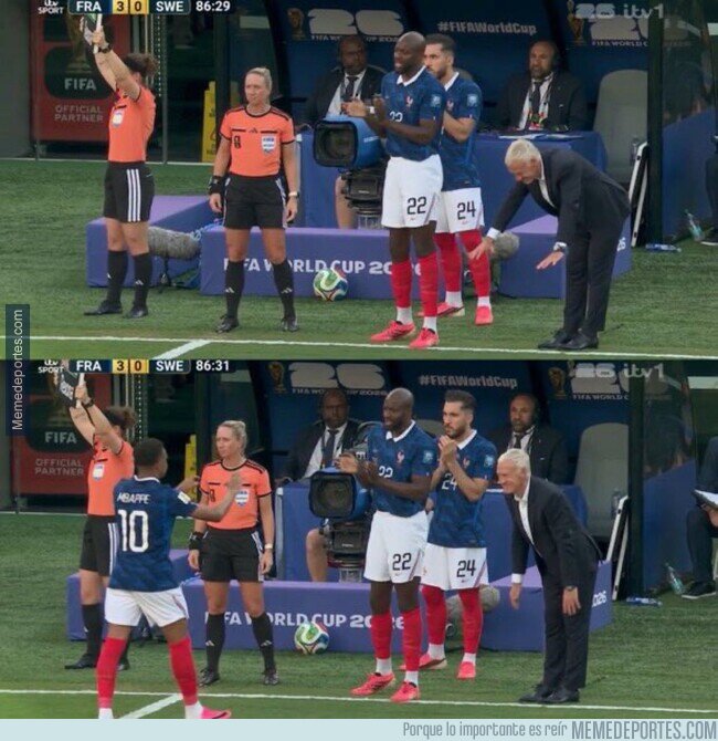 1242315 - La reverencia de Deschamps a Mbappé al ser sustituido