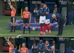 Enlace a La reverencia de Deschamps a Mbappé al ser sustituido