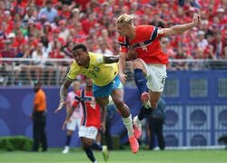 Enlace a Haaland ganándole el duelo aéreo a Gabriel