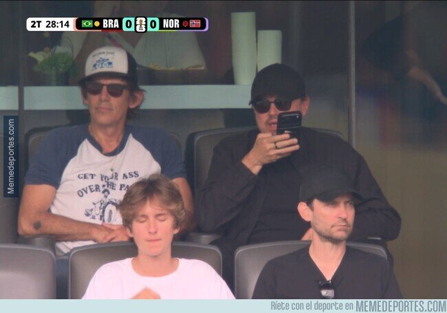 1242624 - Leonardo DiCaprio y Tobey Maguire viendo la eliminación de Brasil