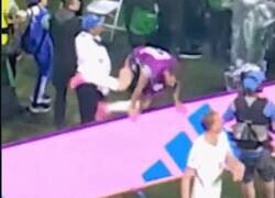Enlace a Jordan Henderson se fractura el brazo saltando el cartel publicitario