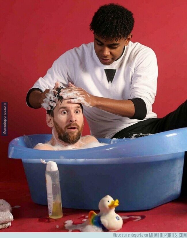 1243370 - Ahora le toca a Lamine darle un baño a Messi