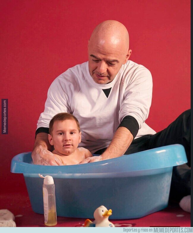 1243395 - Foto inedita del verdadero padre de Messi bañandolo
