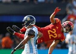 Enlace a Enzo se creyó que jugaban al fútbol americano