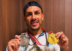Enlace a El matón Paredes presumiendo sus trofeos