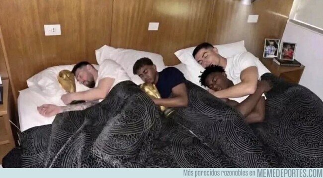 1244383 - Y todos contentos en la cama