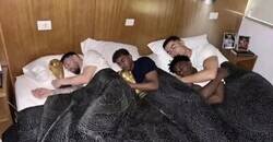 Enlace a Y todos contentos en la cama