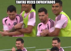 Enlace a Esta escena es de hoy. Y no, no es un aficiona que invadió al campo para abrazar a Messi