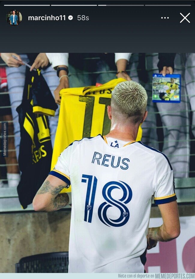 1244663 - A Marco Reus le dieron una caratula del FIFA 17 para firmar. AURA.