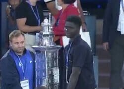 Enlace a La cara de Vini al ver el tamaño del Trofeo Teresa Herrera