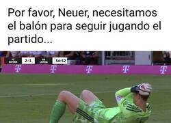Enlace a Neuer haciendo de las suyas