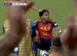 Enlace a Lamine volvió a sentarse en el balón