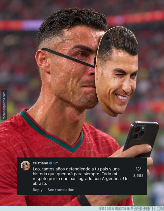 1246982 - Cristiano mientras escribía el comentario a Messi