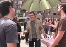 Enlace a Alonso abriendo nueces con el cuello