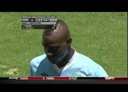 Enlace a Balotelli a la calle por chulito