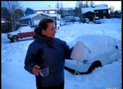 Enlace a Tira agua hirviendo al aire y se congela al instante