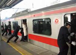 Enlace a Así se entra en el metro de Japón