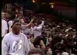 Enlace a Famoso pase con el codo de Jason Williams