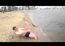 Enlace a Aburrido en la playa