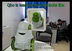 Enlace a Robot descubriéndose a sí mismo