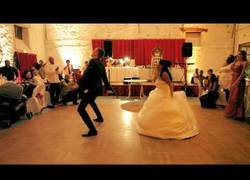 Enlace a Deberían cobrar entrada para asistir a esta boda [1:00]