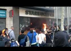 Enlace a Así fue el incendio provocado del Starbucks de Barcelona