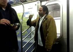 Enlace a Detiene una pelea en el metro con una bolsa de patatas fritas