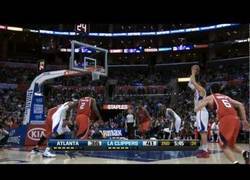 Enlace a ¿Qué hacen estos paquetes jugando en la NBA?