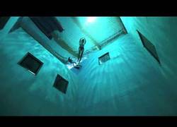 Enlace a Guillaume Néry buceando en la piscina mas profunda del mundo