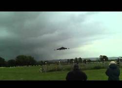 Enlace a Impresionante bombardero Vulcan bajo Fly-By