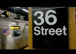 Enlace a Escalón troll en el metro de NYC, un pelín más alto que los demás. ¿Quieres saber qué pasa?
