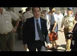 Enlace a El Rey se cae en su visita al Estado Mayor de Defensa