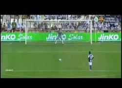 Enlace a Penalty parado por Diego Alves 'a lo Panenka'