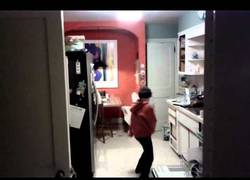 Enlace a Pillado infraganti limpiando los platos