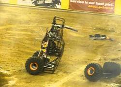 Enlace a Increíble, monster truck explota después de dar un salto