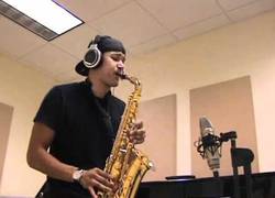 Enlace a Somebody That I Used To Know tocada con saxofón alto