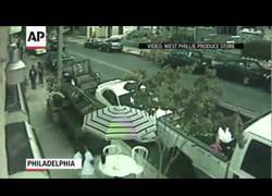 Enlace a Niño roba un coche y lo estampa