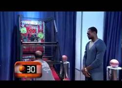 Enlace a LeBron James humillado por un camarero