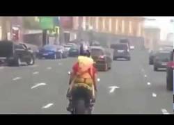 Enlace a Nunca te pongas minifalda si vas en moto