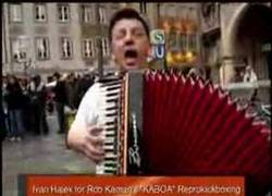 Enlace a El mejor acordeonista del mundo, es alemán y toca en la calle